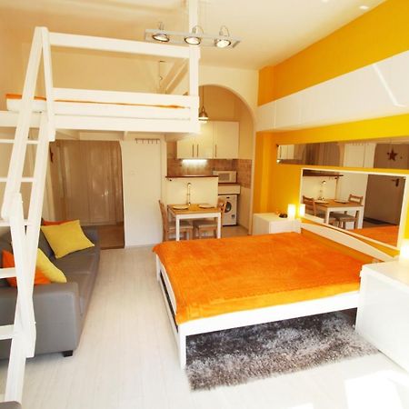 Sunny Studio With Balcony In Party District Budapeste Exterior foto