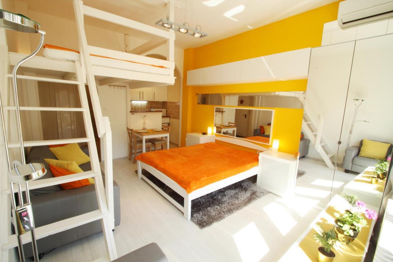 Sunny Studio With Balcony In Party District Budapeste Exterior foto