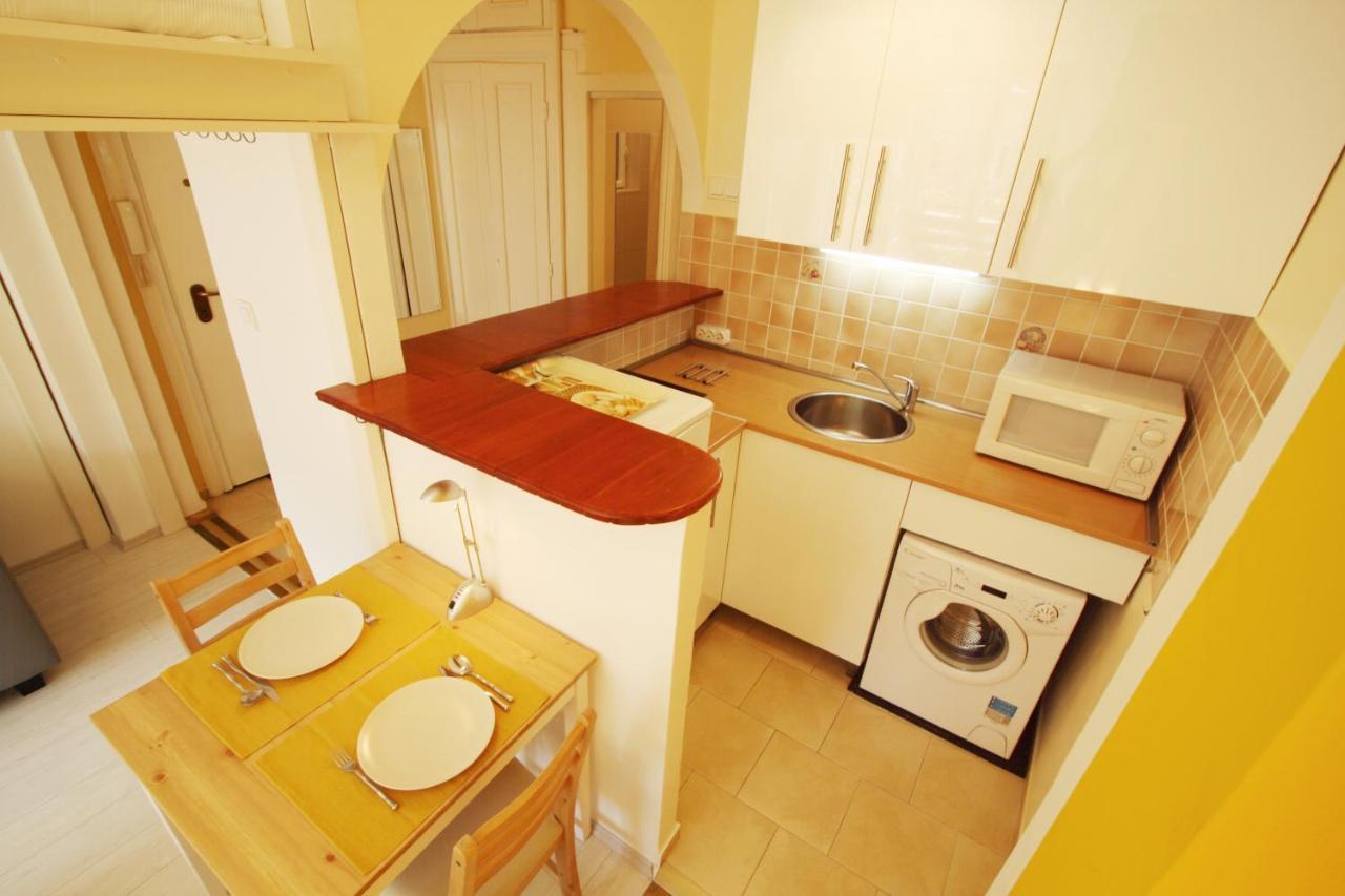 Sunny Studio With Balcony In Party District Budapeste Exterior foto