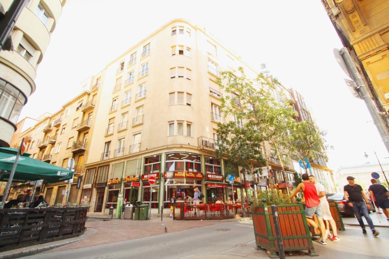 Sunny Studio With Balcony In Party District Budapeste Exterior foto