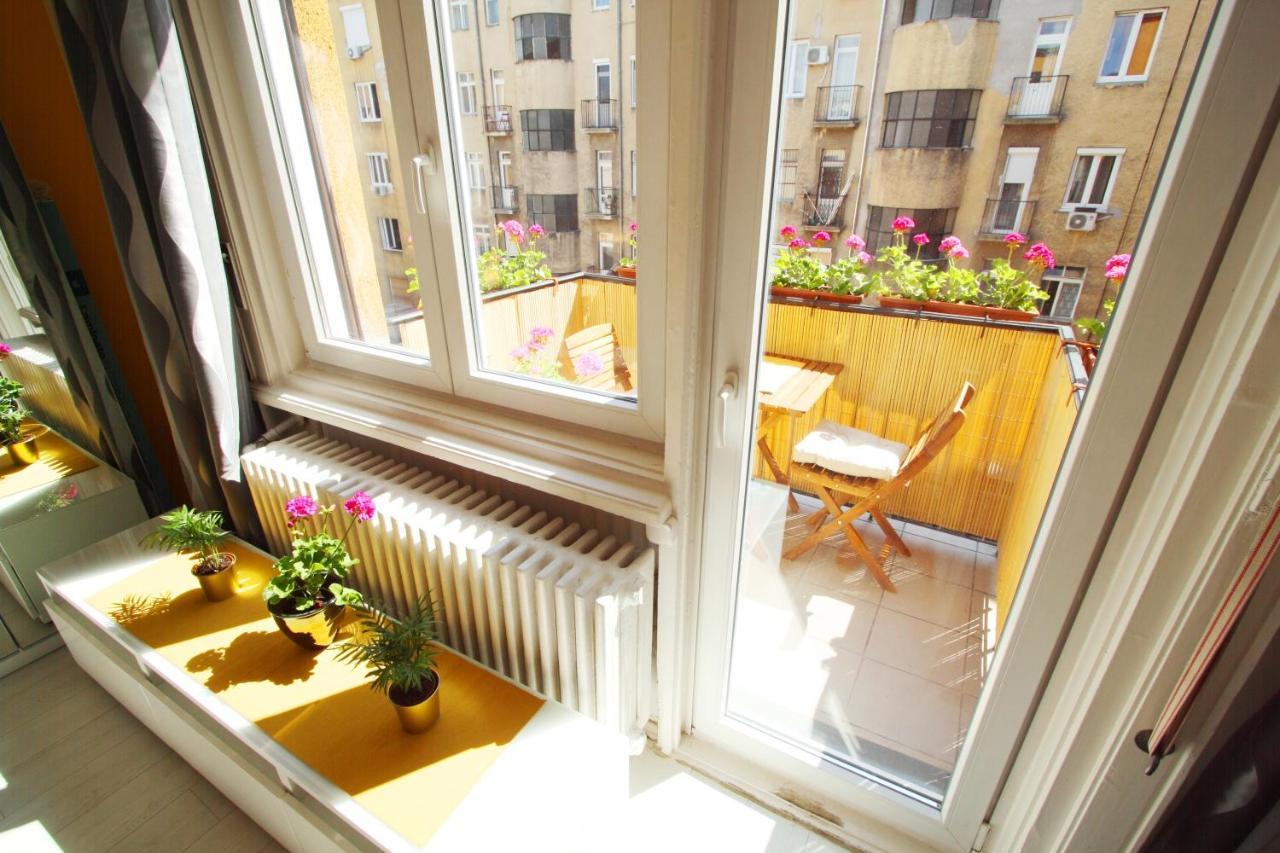 Sunny Studio With Balcony In Party District Budapeste Exterior foto