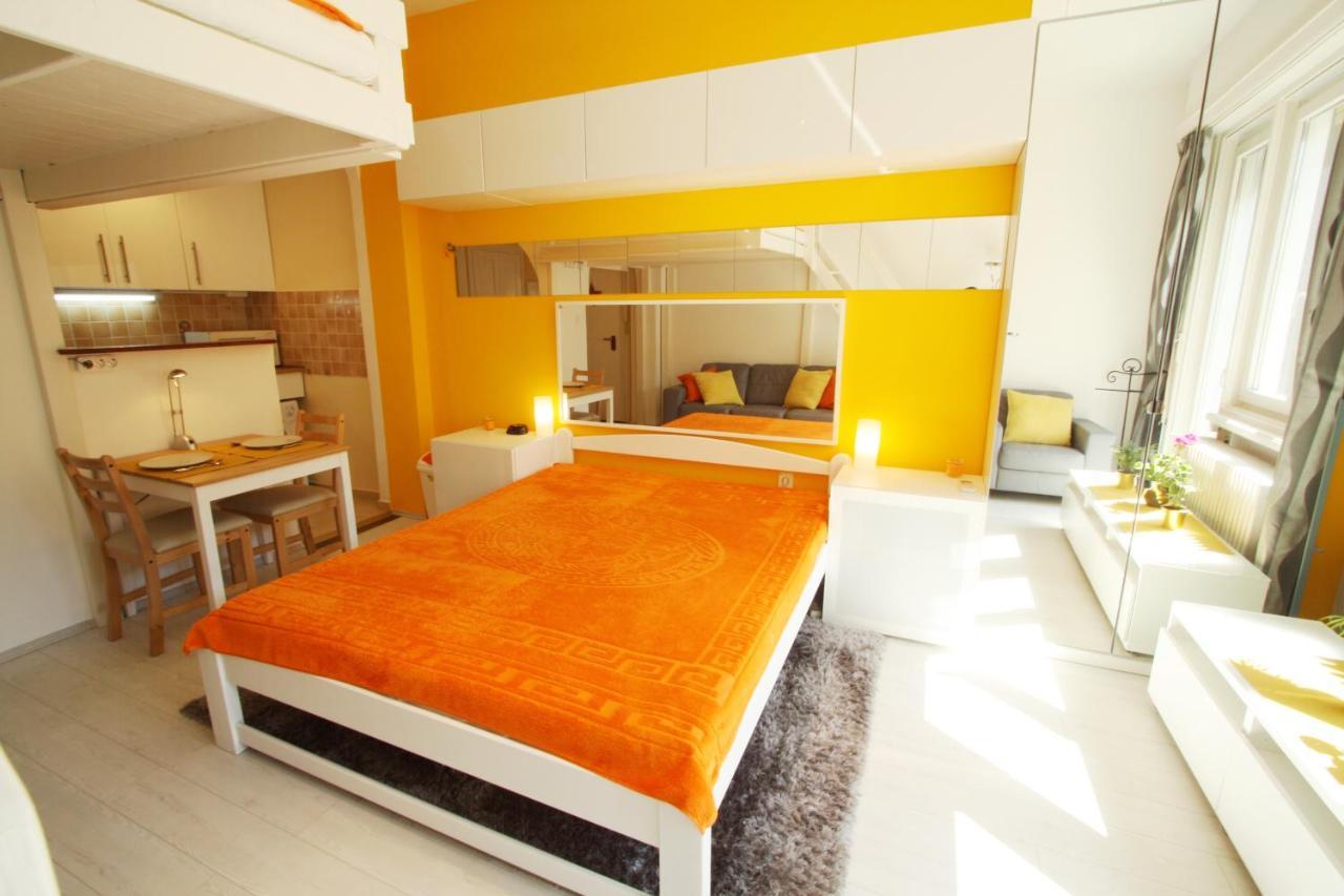 Sunny Studio With Balcony In Party District Budapeste Exterior foto
