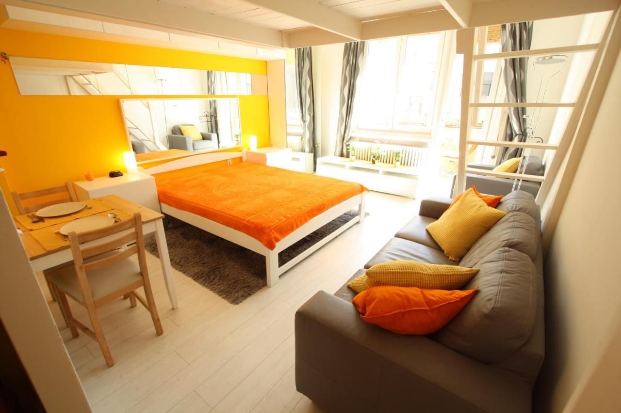 Sunny Studio With Balcony In Party District Budapeste Exterior foto