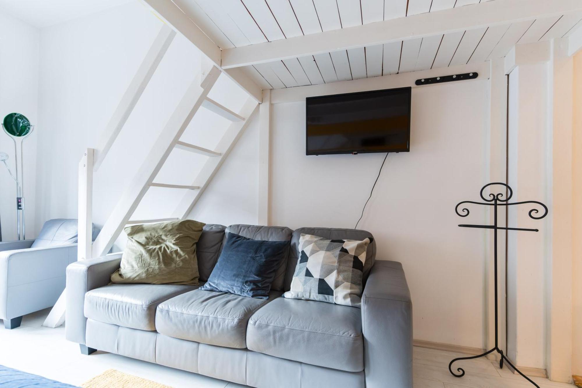 Sunny Studio With Balcony In Party District Budapeste Exterior foto