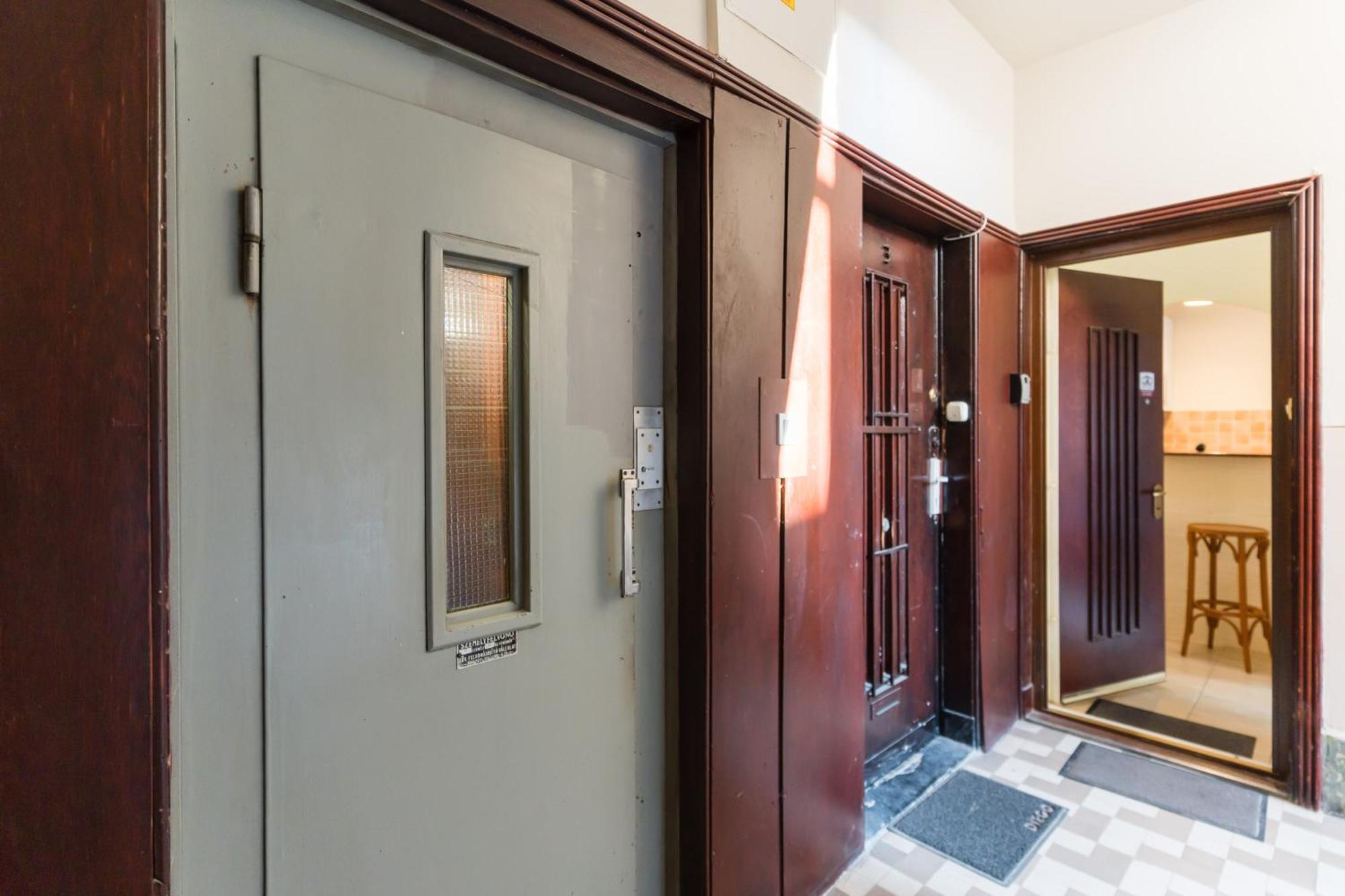 Sunny Studio With Balcony In Party District Budapeste Exterior foto