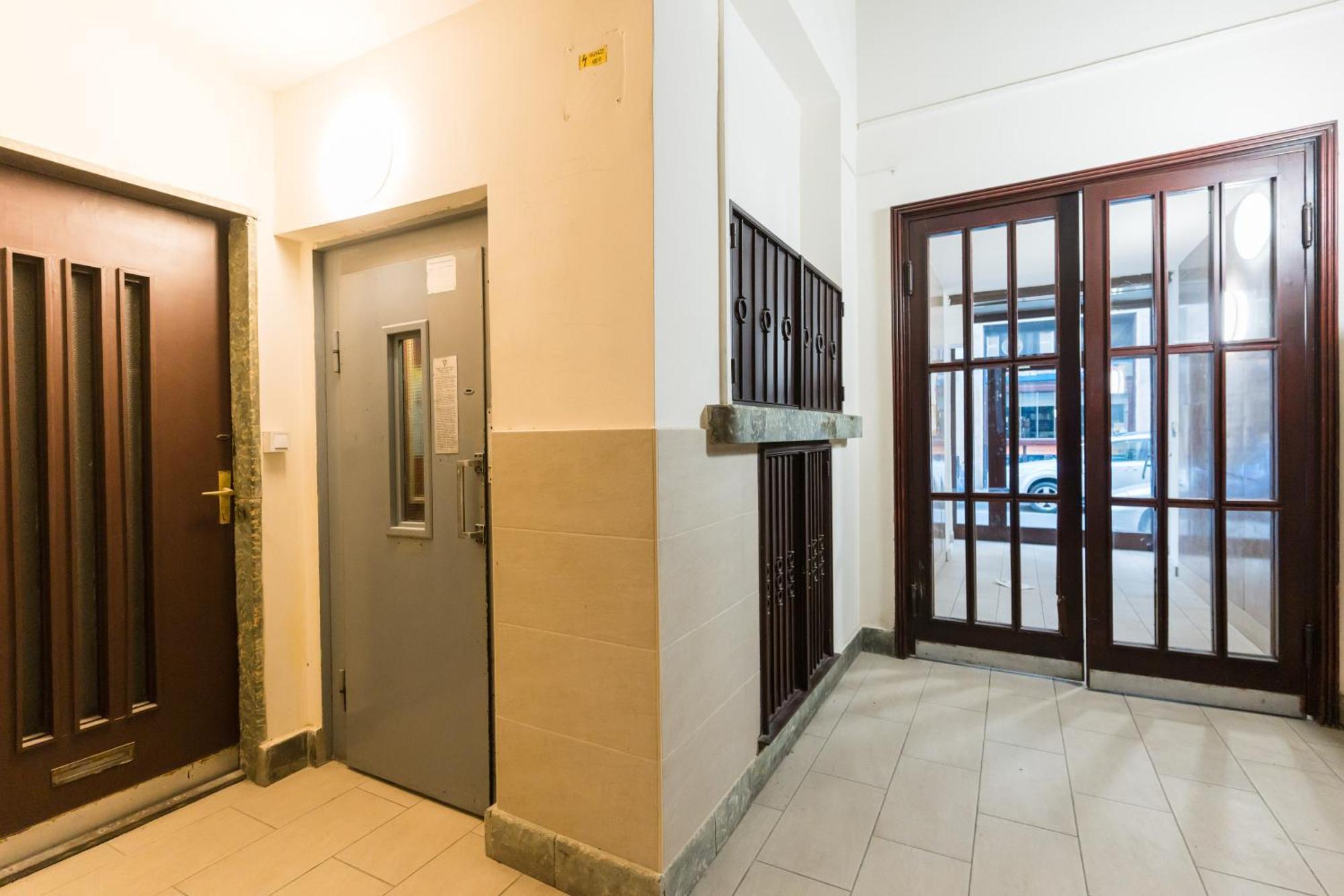 Sunny Studio With Balcony In Party District Budapeste Exterior foto