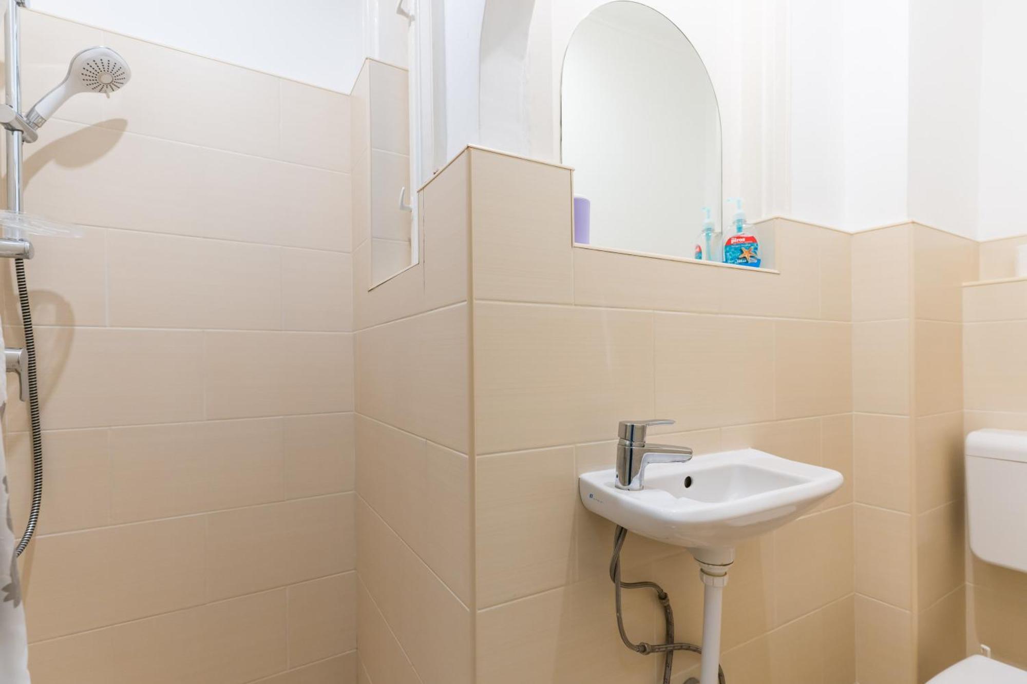 Sunny Studio With Balcony In Party District Budapeste Exterior foto