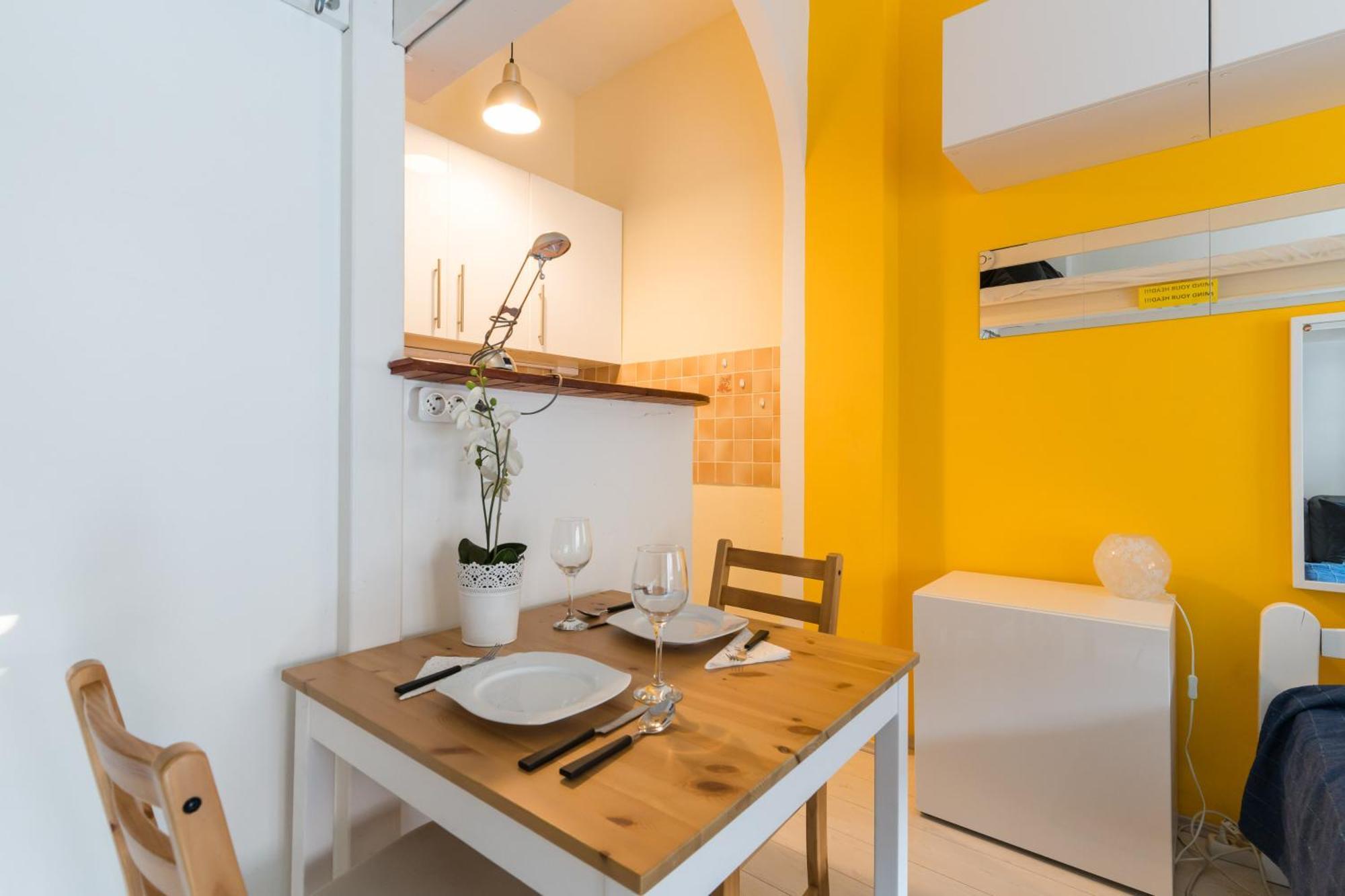 Sunny Studio With Balcony In Party District Budapeste Exterior foto
