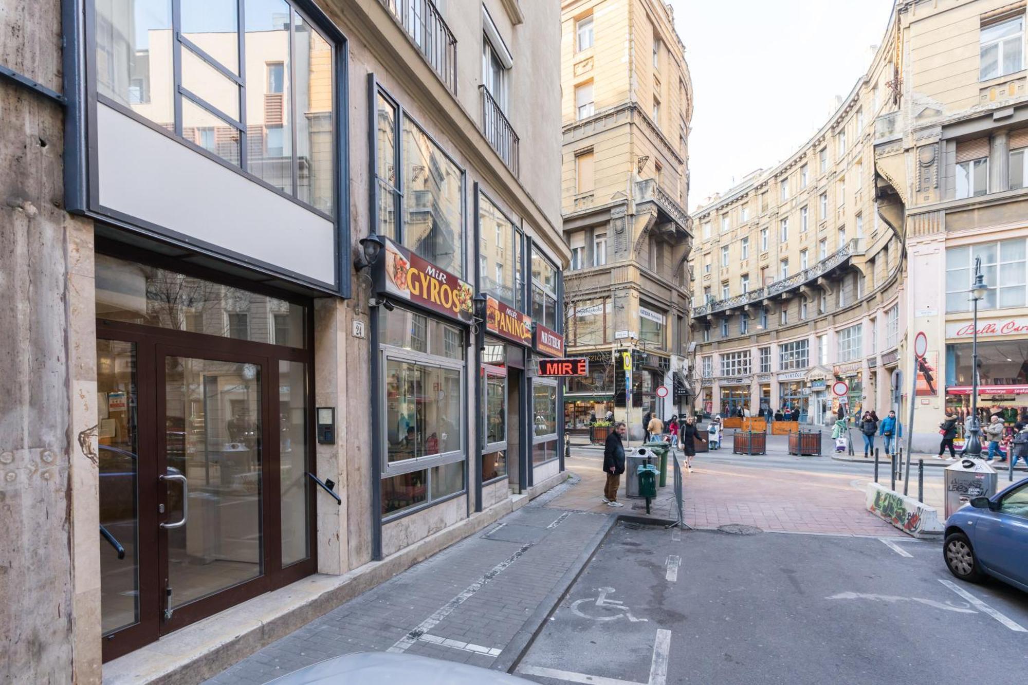 Sunny Studio With Balcony In Party District Budapeste Exterior foto